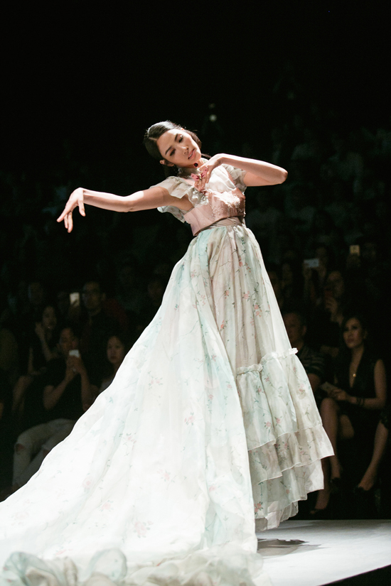 Hoàng Thùy cầm váy chạy trên sàn diễn thời trang